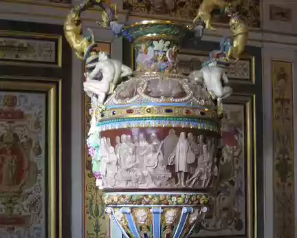 PXL015 Grand vase de porcelaine de Sèvres, de style Renaissance (1832)